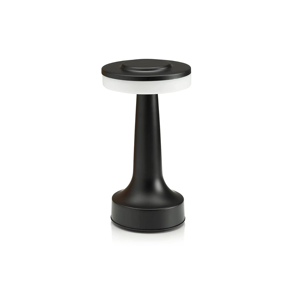 Lampe de table noire Auraglow allumée sur une table en bois dans une lumière douce
