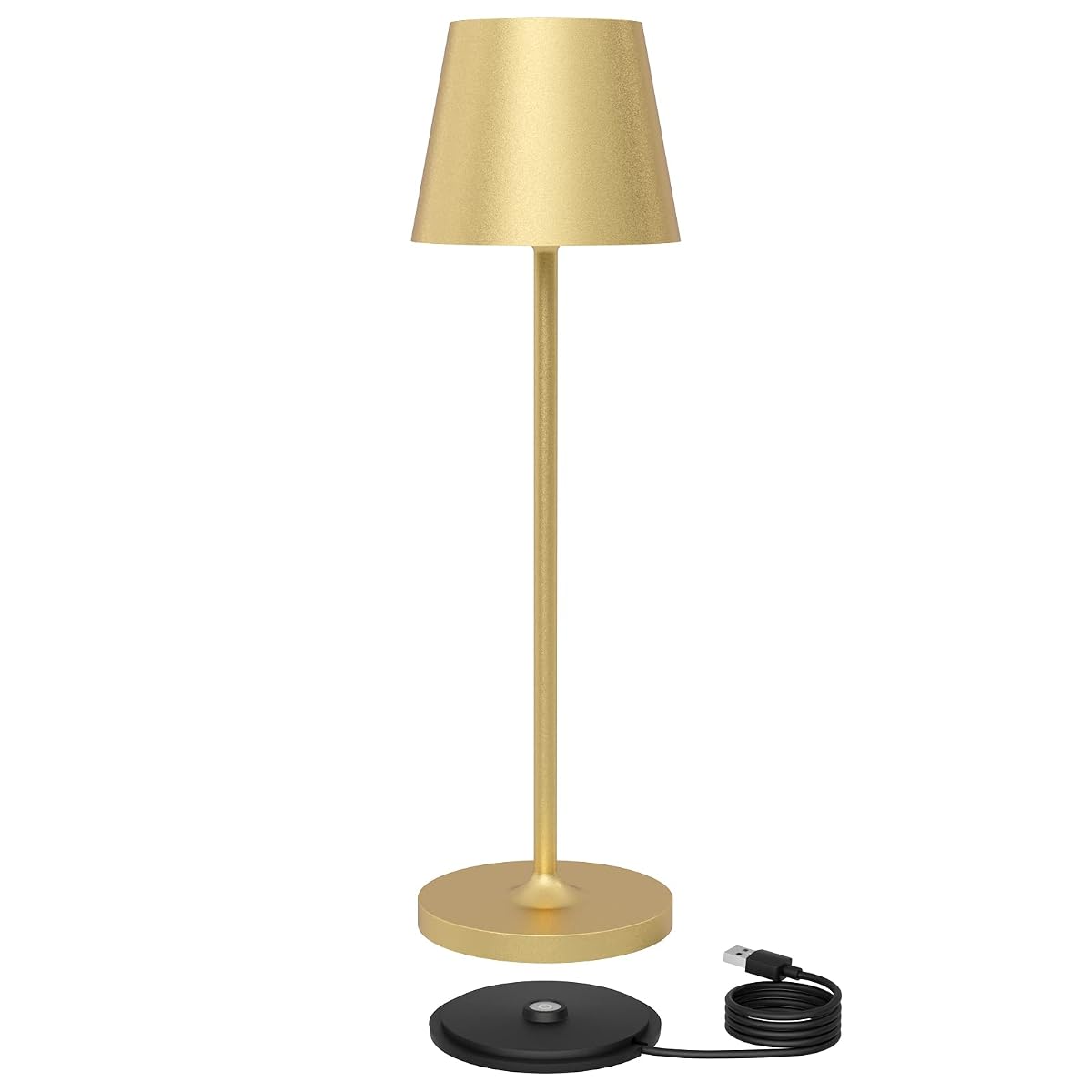 Lampe de table rechargeable K-Bright dorée et sa station USB, posées sur une table au crépuscule