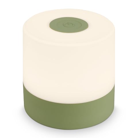 Mini lampe de table LED verte en métal, allumée sur une table de chevet en bois.