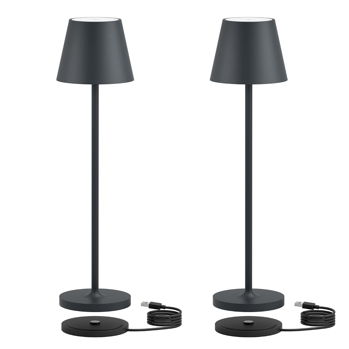 Deux lampes de table K-Bright anthracite avec leur station de charge, posées sur une table de terrasse.