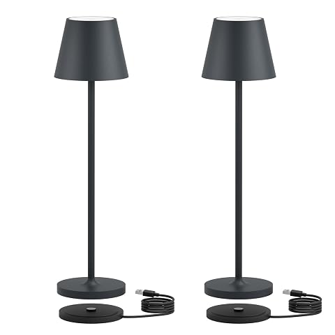 Deux lampes de table K-Bright anthracite avec leur station de charge, posées sur une table de terrasse.