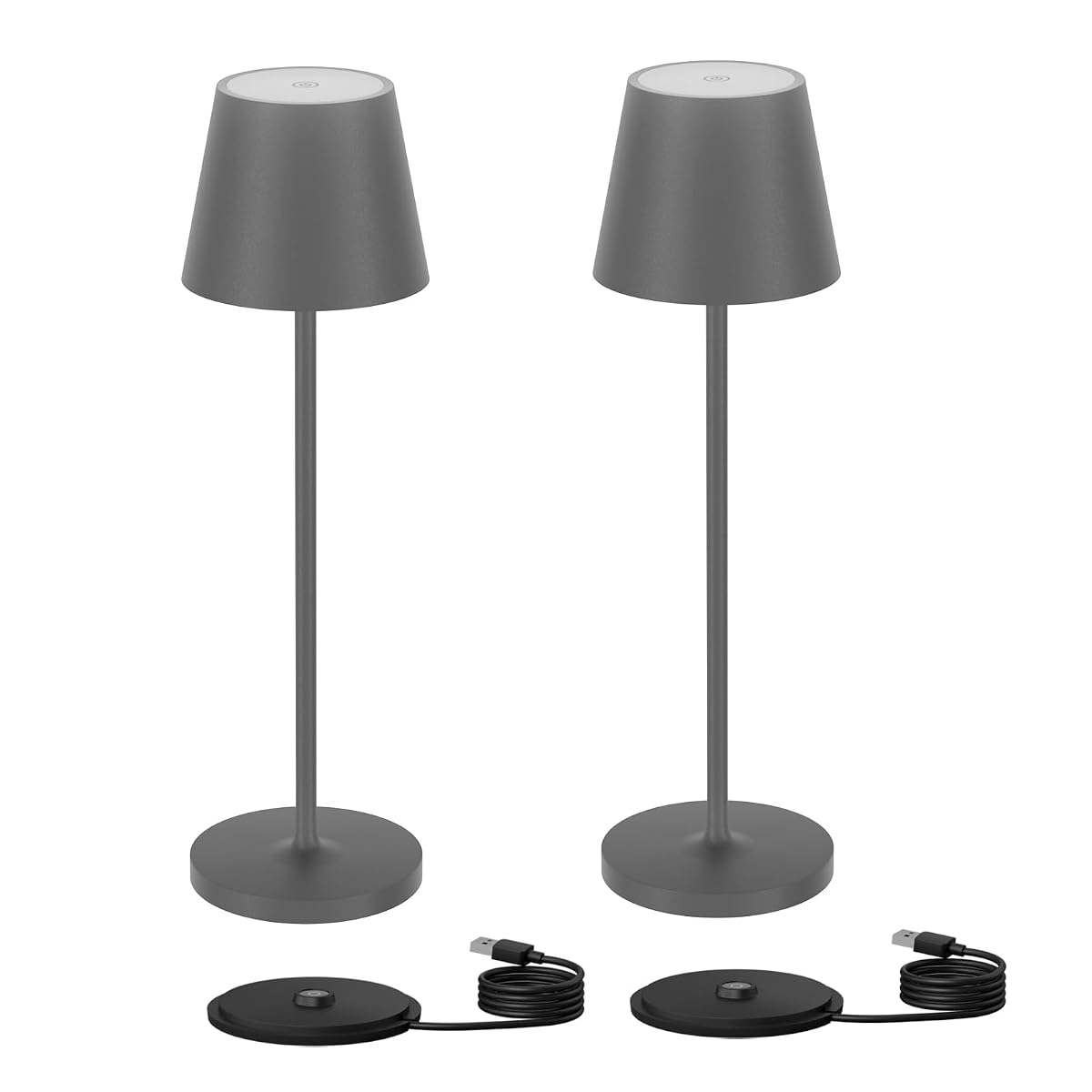 Deux lampes de table rechargeables en aluminium gris foncé, allumées sur une table en bois