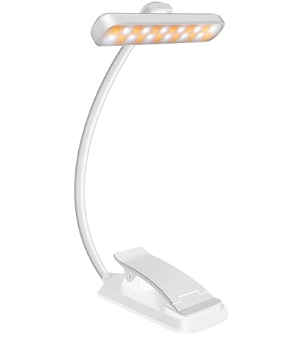 Lampe de lecture blanche à pince fixée à un livre, avec col flexible et tête LED orientable.