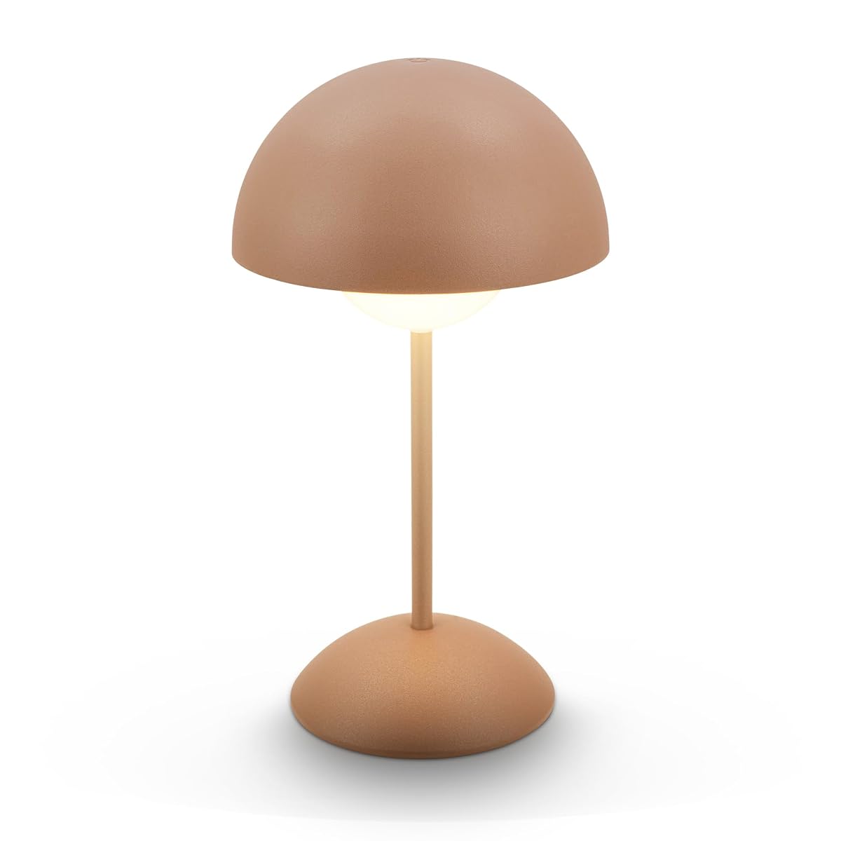 Lampe de table sans fil en métal finition café, abat-jour sphérique et lumière chaude sur une table de terrasse.