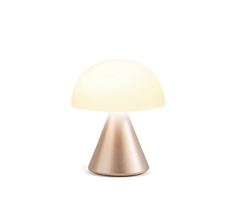 Mini lampe champignon Lexon en finition or doux, posée seule sur une table en bois.