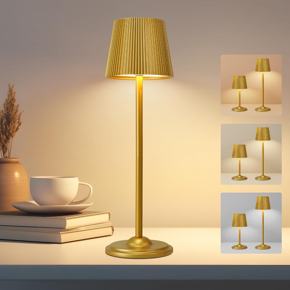 Petite lampe de table dorée à structure ondulée, posée seule sur une table en bois