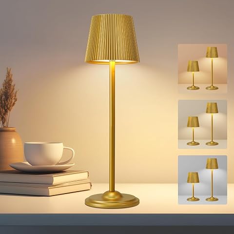 Petite lampe de table dorée à structure ondulée, posée seule sur une table en bois