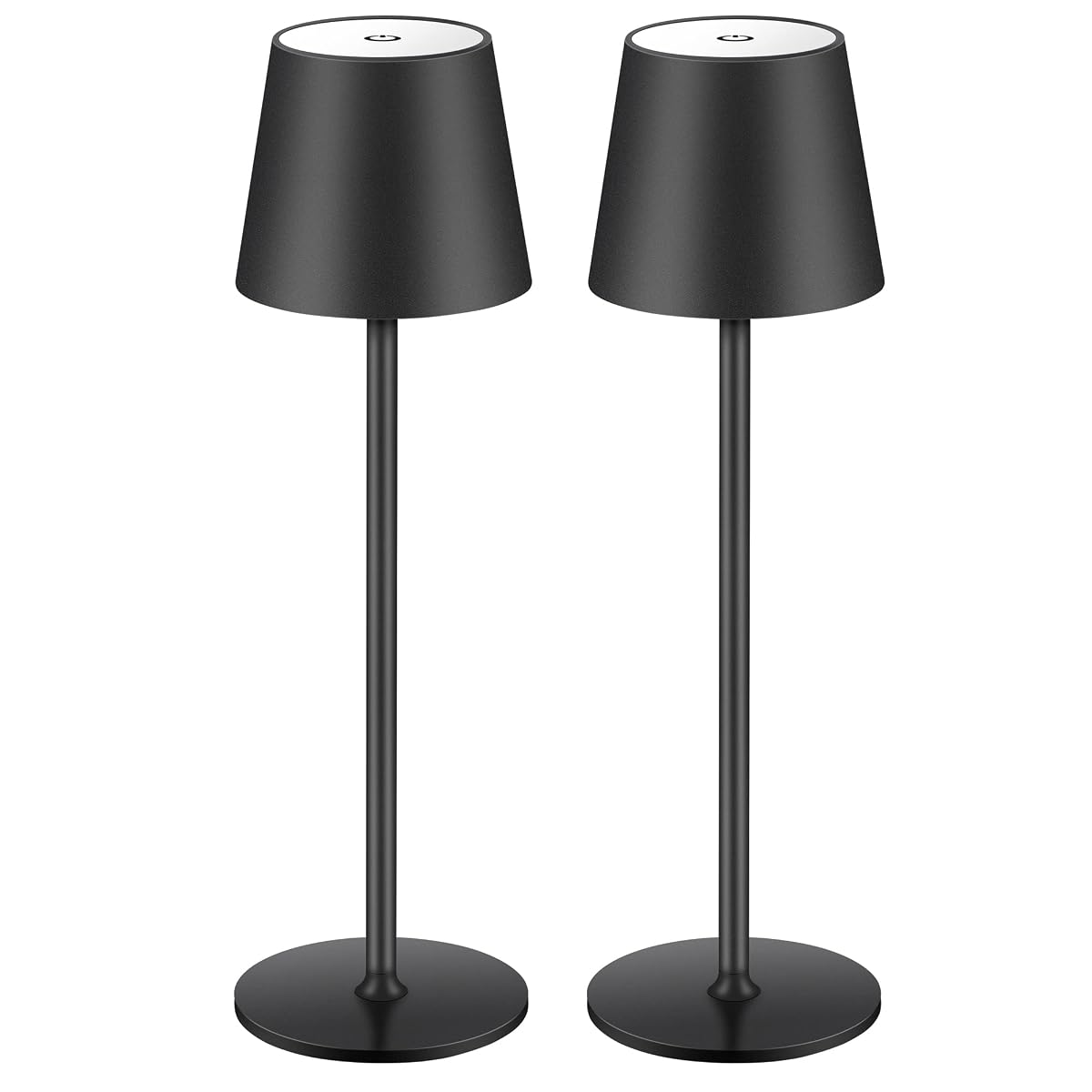 Deux lampes de table LED noires en aluminium posées sur une table de terrasse au crépuscule