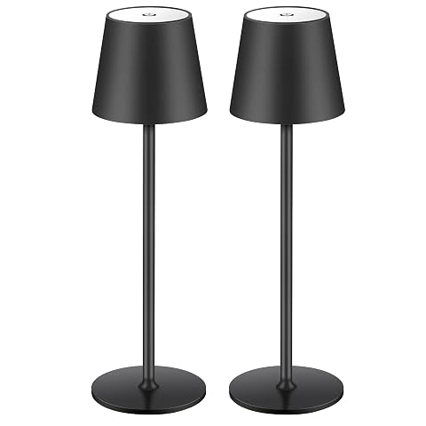 Deux lampes de table LED noires en aluminium posées sur une table de terrasse au crépuscule