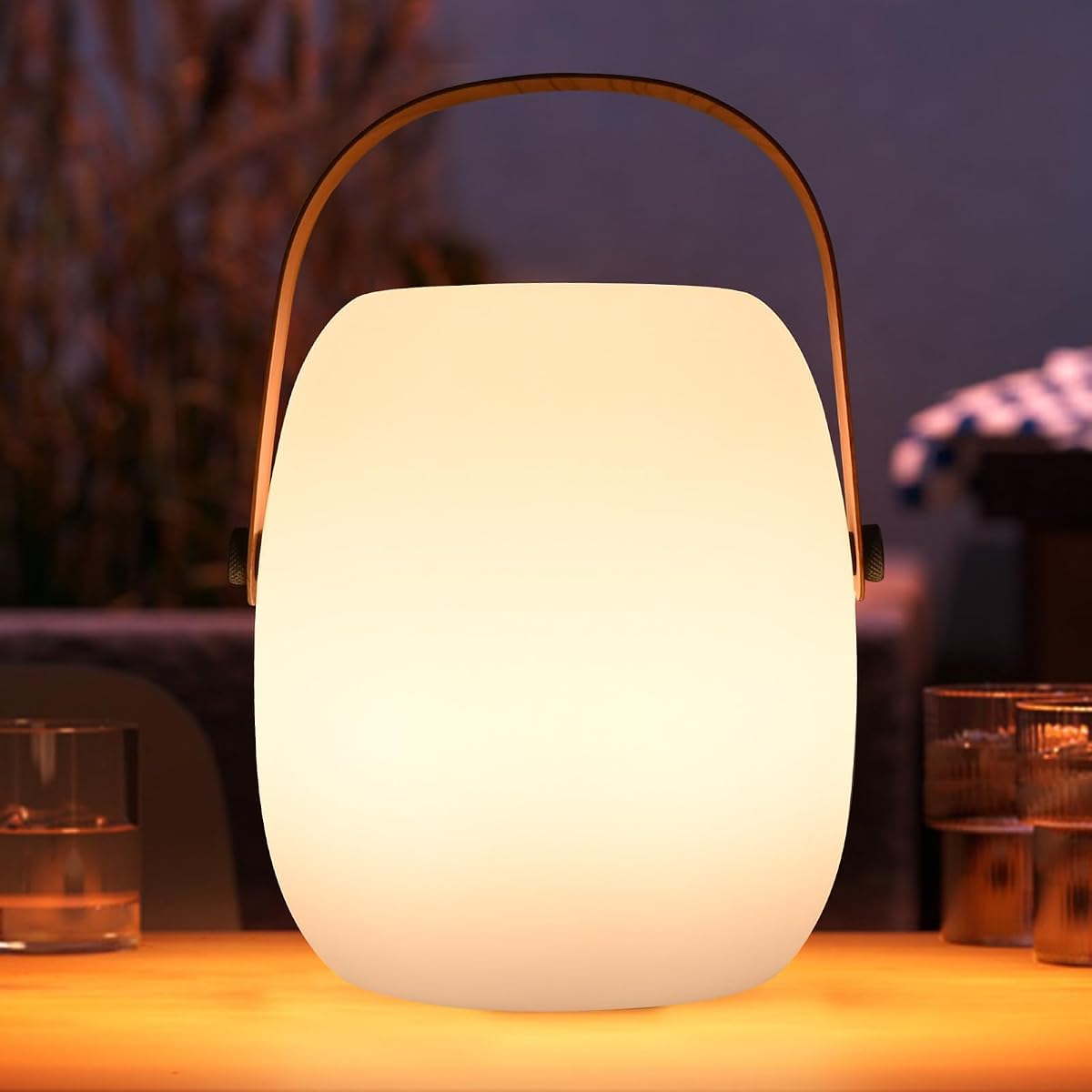 Deux lampes de table ajourées sans fil diffusent une lumière blanche chaude sur une table en pierre.