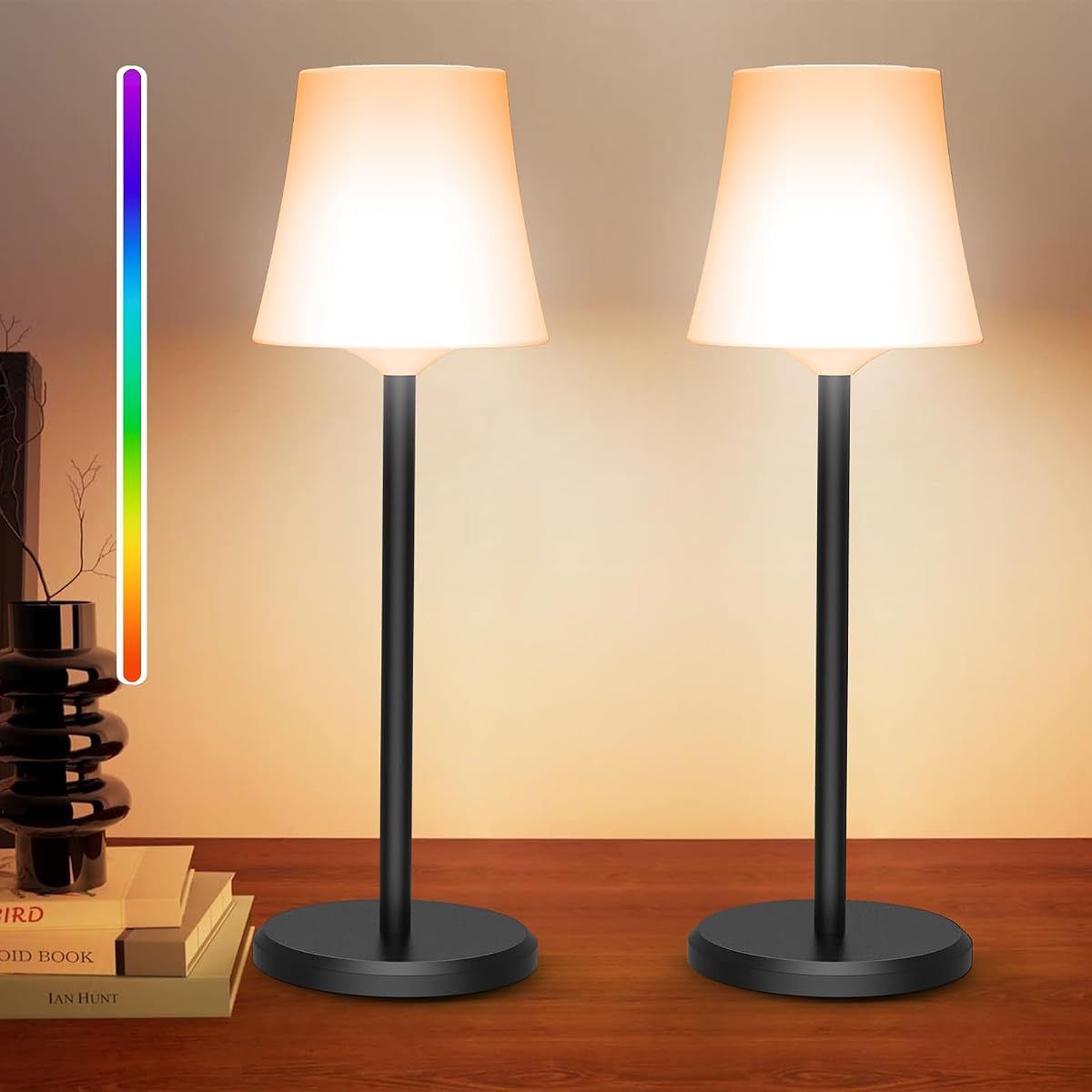Deux lampes de table Ainostone sans fil posées sur une table en bois à la lumière du soir.