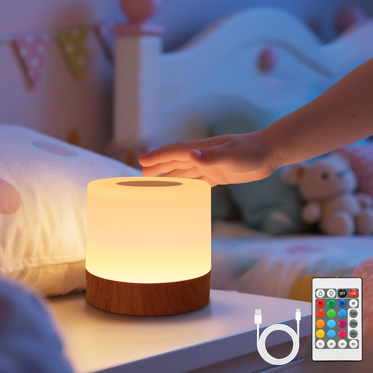 Lampe de chevet ronde et plate à lumière RGB posée sur une table en bois dans une chambre tamisée.