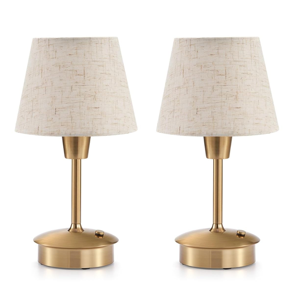 Deux lampes de table blanches à base dorée, éclairées sur une table en bois