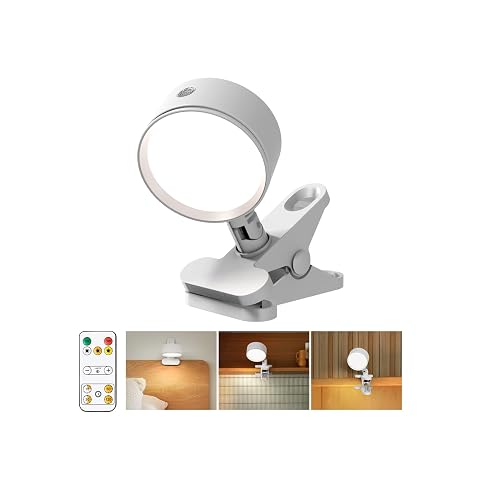 Lampe de lecture blanche à pince orientable, fixée au bord d’une table en bois