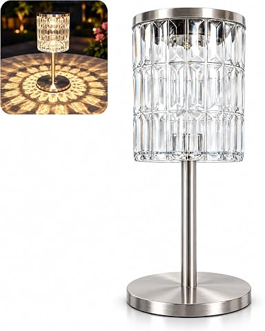 Lanterne solaire Gadgy transparente à effet cristal posée sur une table en bois en extérieur