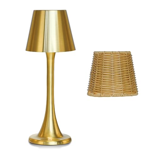 Lampe de table rechargeable dorée avec abat-jour en rotin posé à côté sur une table en bois