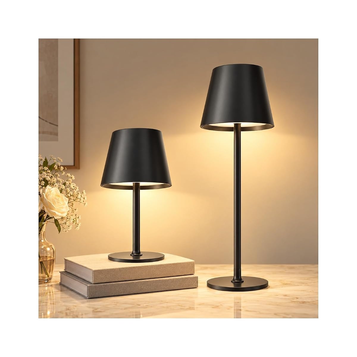 Lampe de table Mmobiel noire en aluminium posée sur une table en bois à la lumière du soir