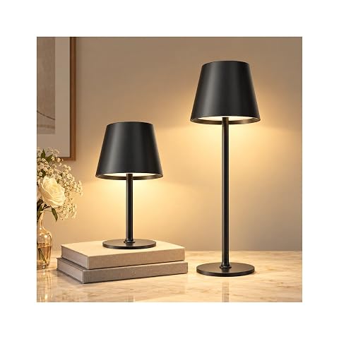 Lampe de table Mmobiel noire en aluminium posée sur une table en bois à la lumière du soir
