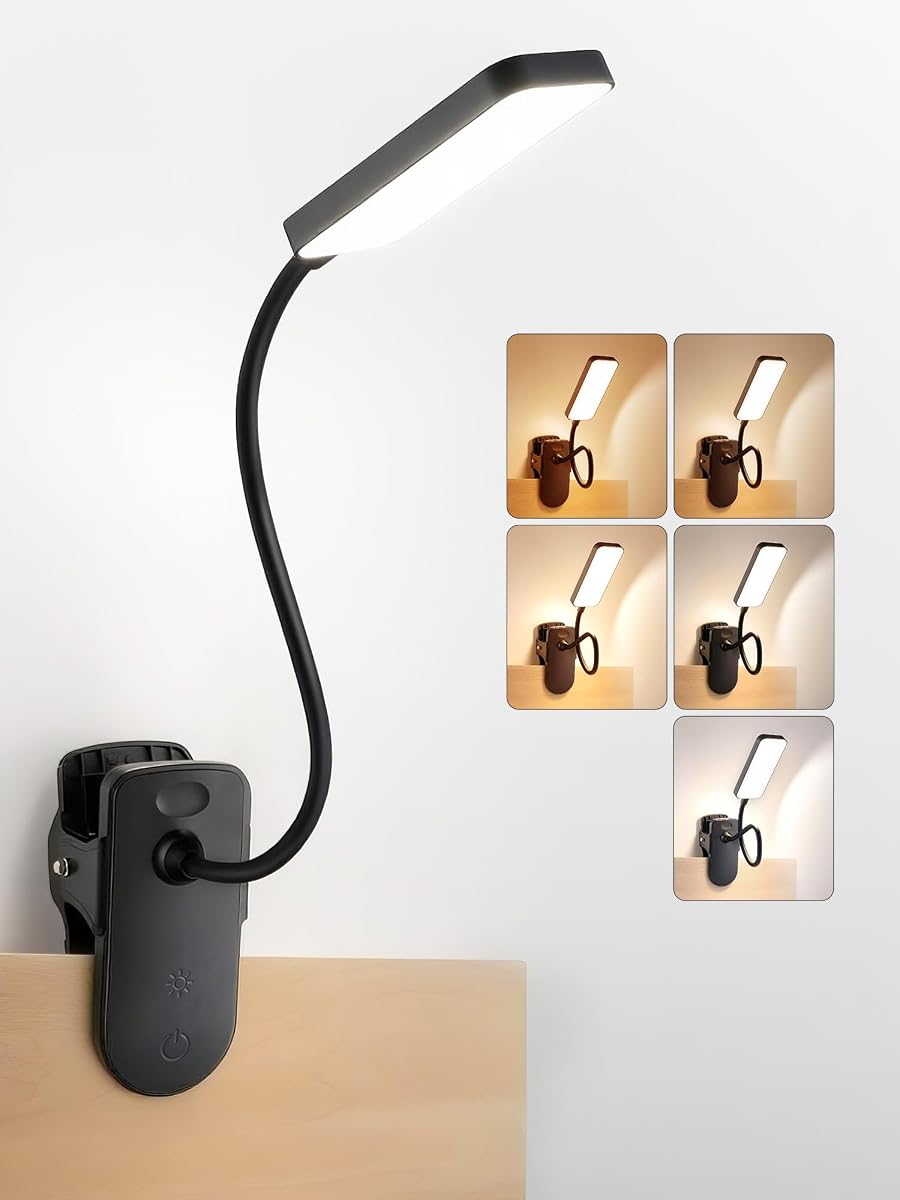 Lampe de lecture noire à pince, bras flexible orienté vers un livre sur une table en bois.