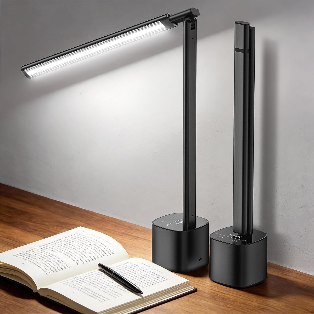 Lampe de bureau noire Jeebel LS23 orientable posée sur une table en bois