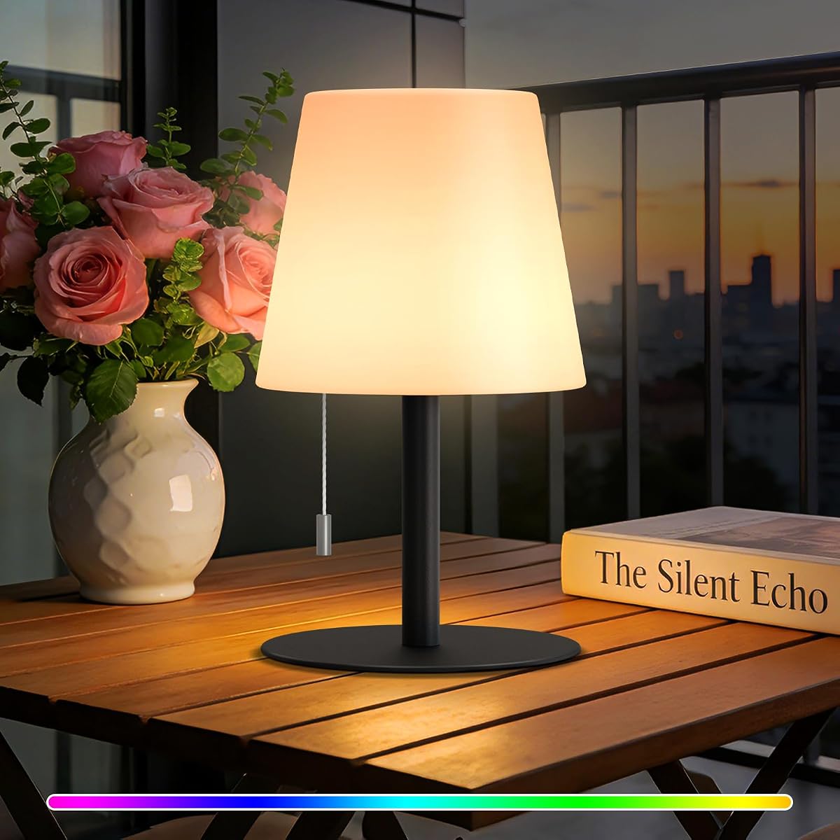 Lampe de table noire sans fil avec abat-jour lumineux et cordon de traction sur une table en bois