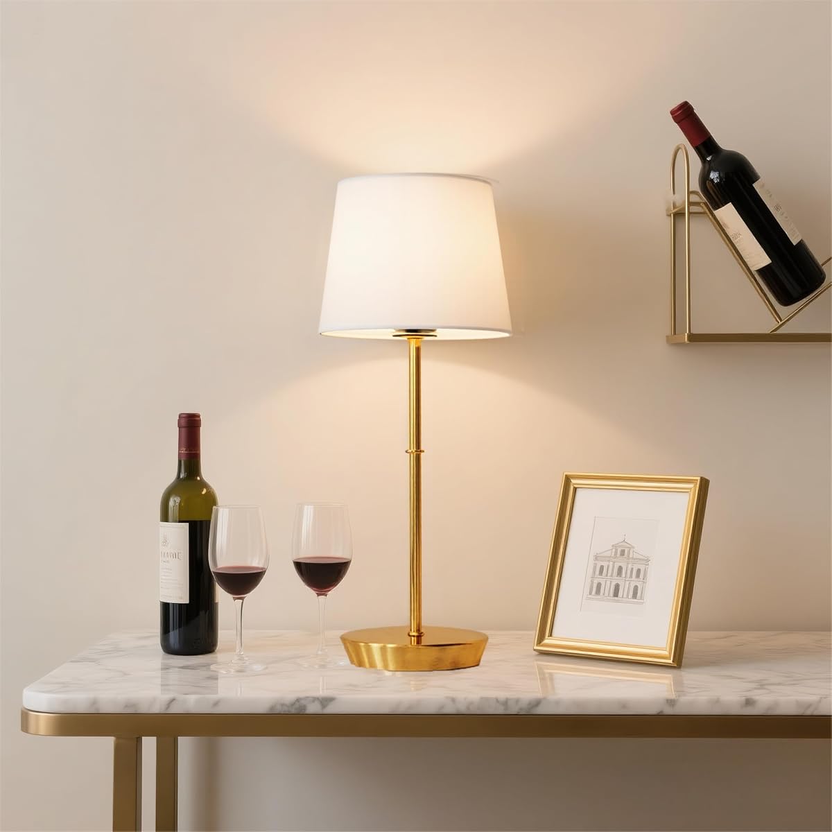 Lampe de chevet sans fil au fini laiton et abat-jour en tissu, posée sur une table en bois.