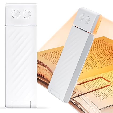Lampe de lecture blanche à pince fixée à un livre ouvert sur une table en bois.