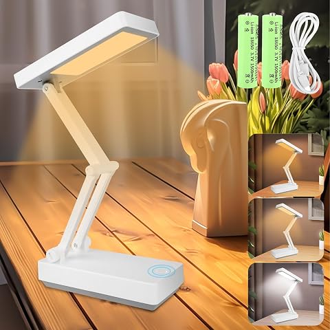 Lampe de bureau LED blanche et pliable, bras déployé sur une table en bois