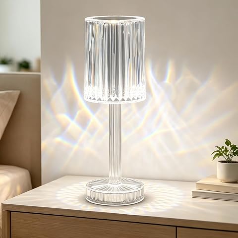 Lampe de table tactile en acrylique facetté posée sur une table de chevet en bois