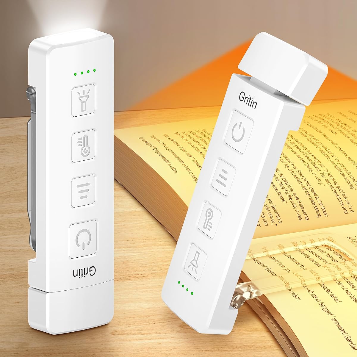 Lampe de lecture blanche à pince fixée à un livre ouvert sur une table en bois