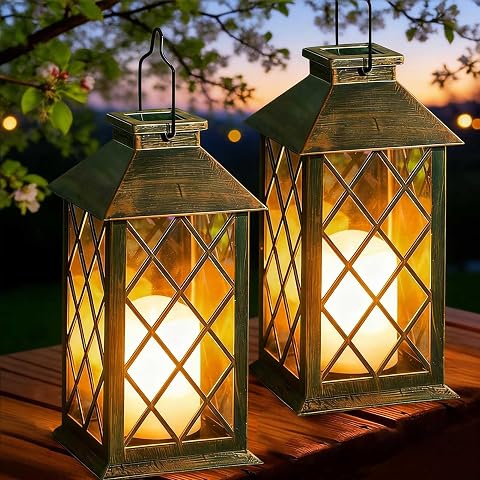Deux lanternes solaires rétro en ABS bronze posées sur une table, avec une lumière ambrée vacillante.